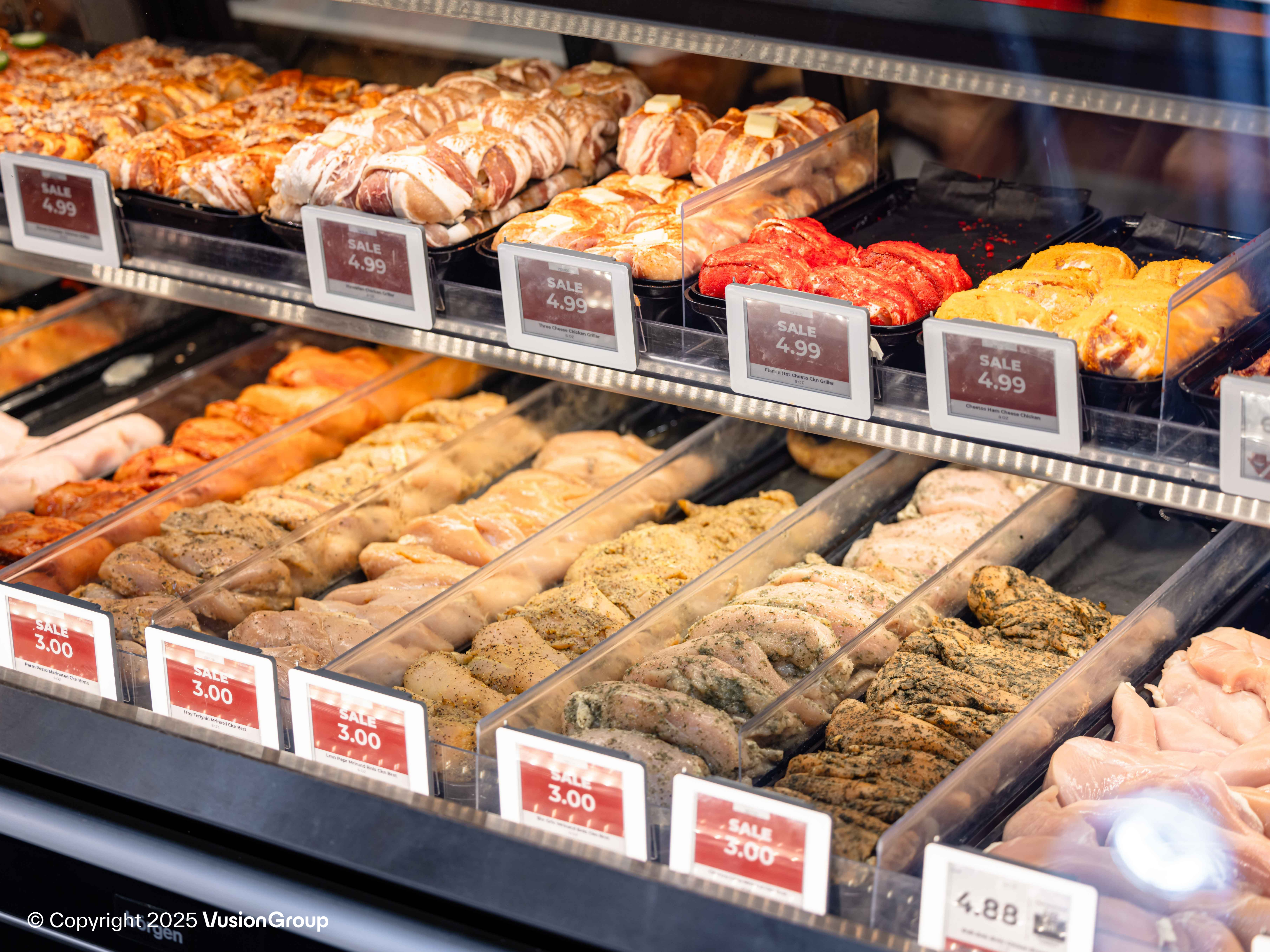 Meat case with marinated cuts labeled by waterproof electronic shelf labels for accurate pricing, deployed by DUMAC using Vusion.